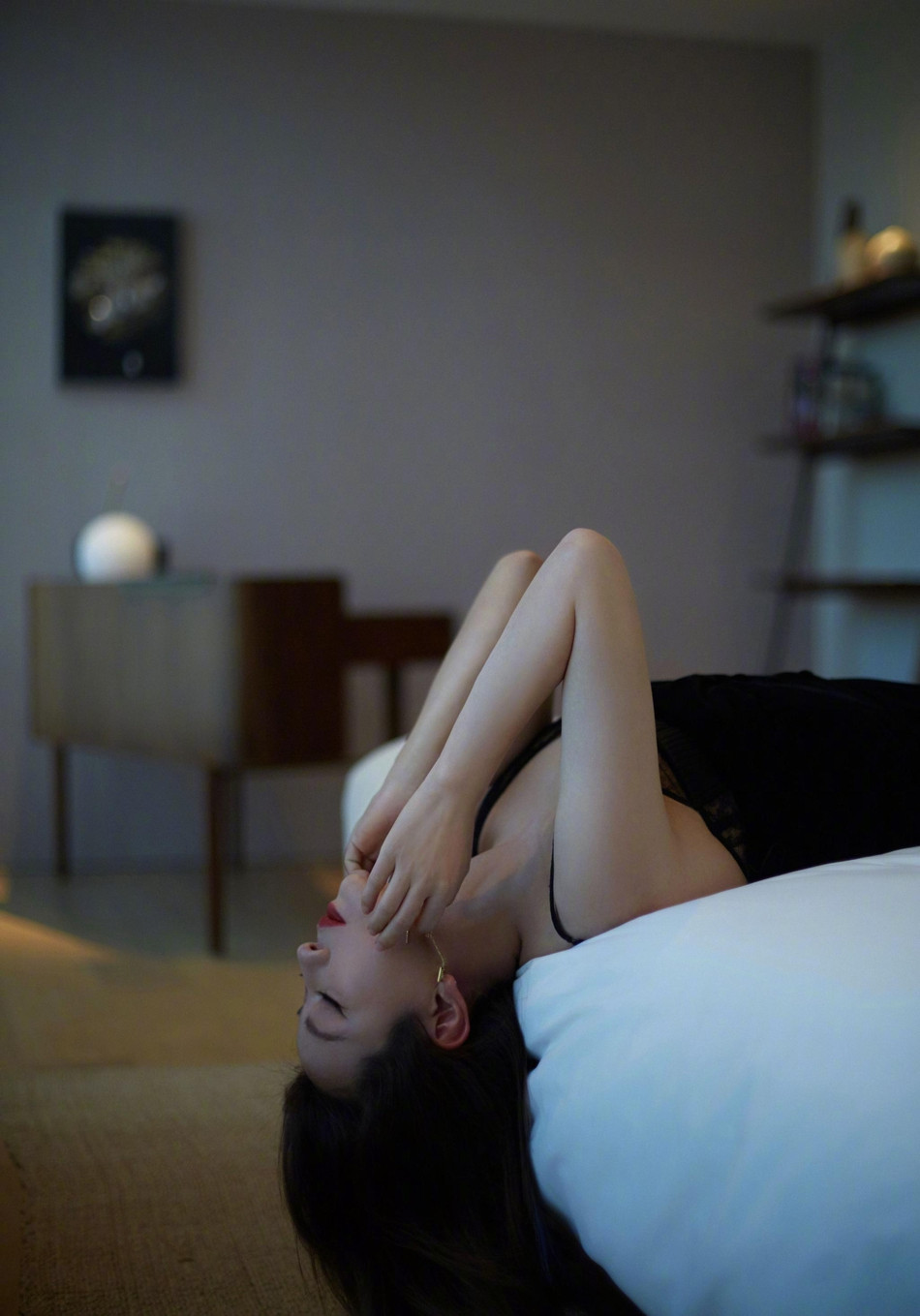 Triệu Vy tung ảnh ‘giường chiếu’ quyến rũ giữa tin đồn cặp kè trai trẻ ảnh 4