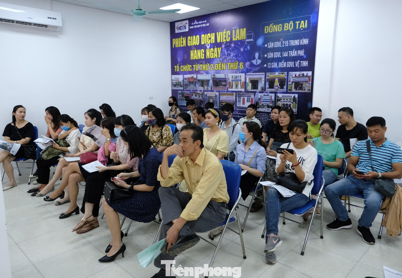 Hàng trăm người đợi từ sáng sớm làm trợ cấp bảo hiểm thất nghiệp ảnh 9