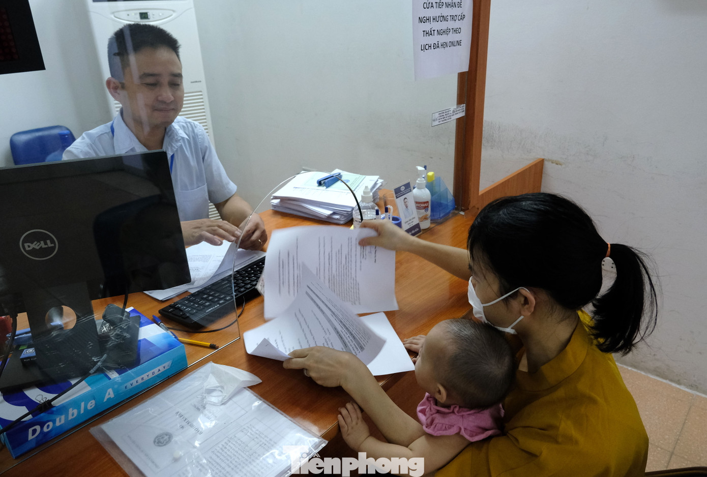 Hàng trăm người đợi từ sáng sớm làm trợ cấp bảo hiểm thất nghiệp ảnh 11