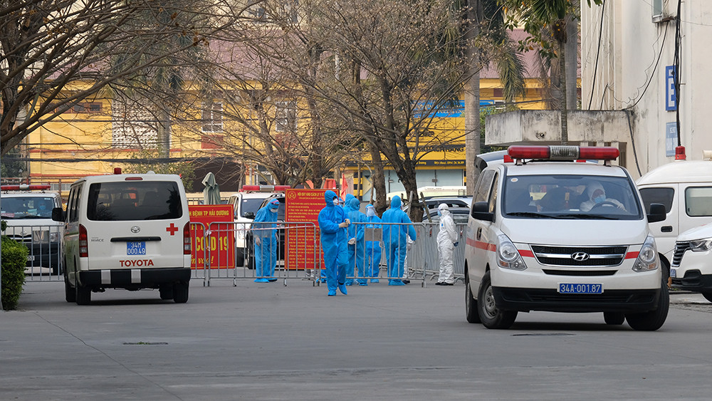 Bệnh nhân COVID -19 lạc quan 'bắn tim' trước khi vào BV dã chiến ảnh 8