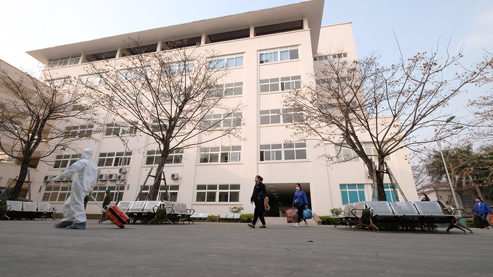 Bệnh nhân COVID -19 lạc quan 'bắn tim' trước khi vào BV dã chiến ảnh 7