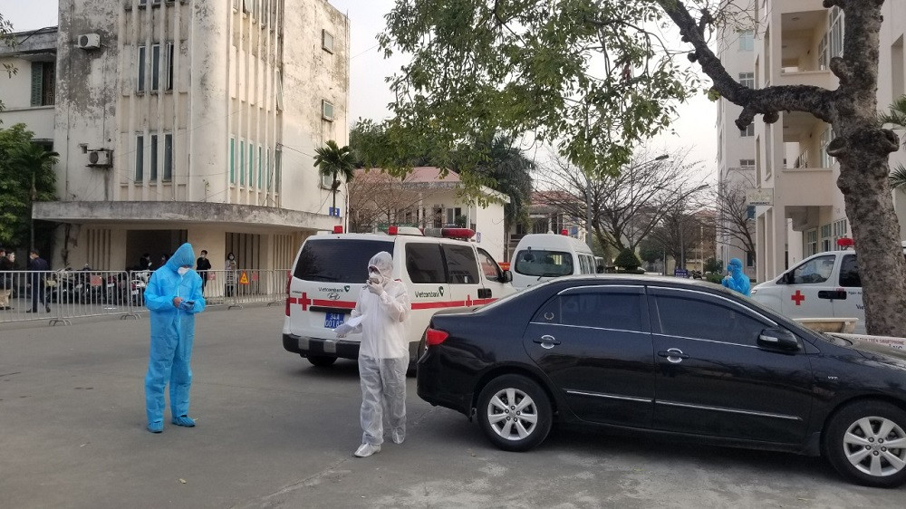 Bệnh nhân COVID -19 lạc quan 'bắn tim' trước khi vào BV dã chiến ảnh 1