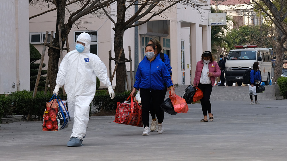 Bệnh nhân COVID -19 lạc quan 'bắn tim' trước khi vào BV dã chiến ảnh 3