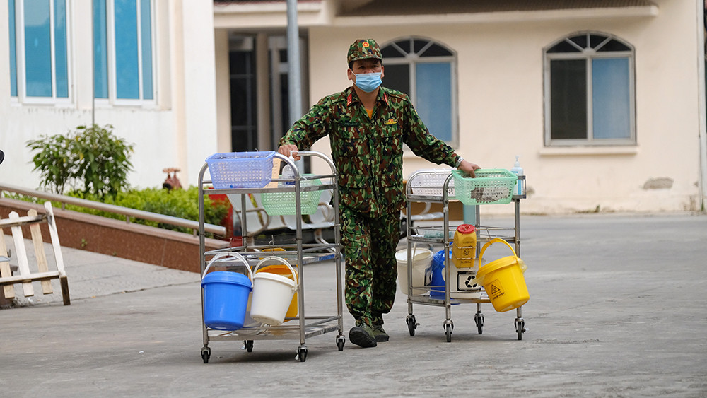 Bệnh nhân COVID -19 lạc quan 'bắn tim' trước khi vào BV dã chiến ảnh 9