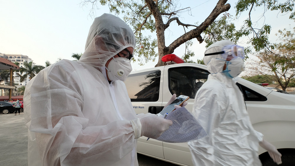 Bệnh nhân COVID -19 lạc quan 'bắn tim' trước khi vào BV dã chiến ảnh 6