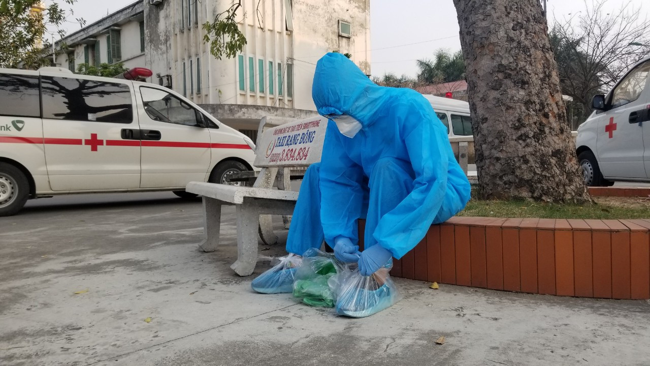 Bệnh nhân COVID -19 lạc quan 'bắn tim' trước khi vào BV dã chiến ảnh 2