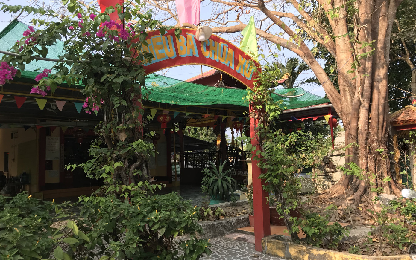 Một phụ nữ tố bị tấn công tại miếu bà Chúa Xứ ảnh 1