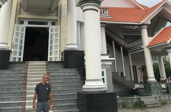 Nhìn gần căn biệt thự nghi bị nã đạn của đại gia Cà Mau ảnh 3