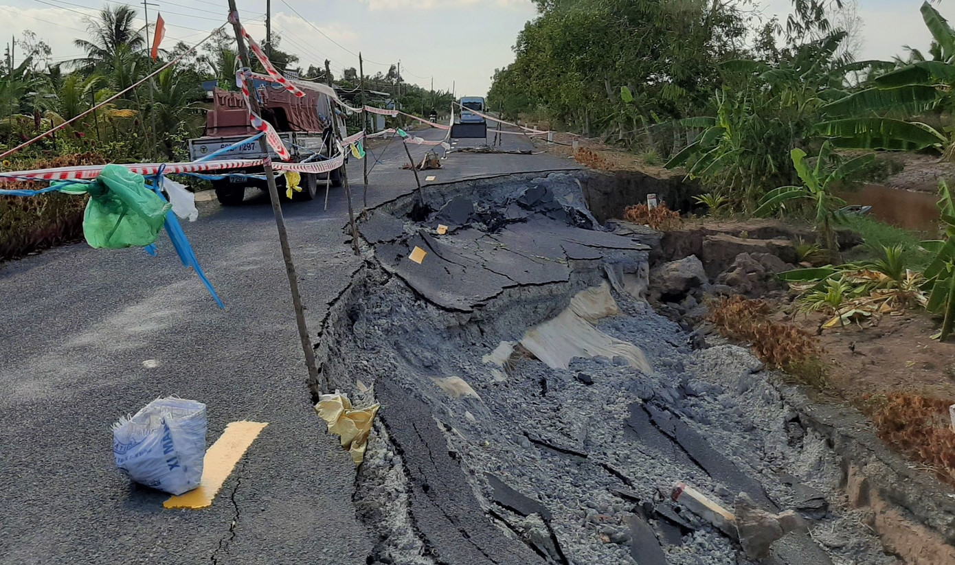Kinh hoàng sụp lún, sạt lở đất chưa từng thấy ở Cà Mau ảnh 4