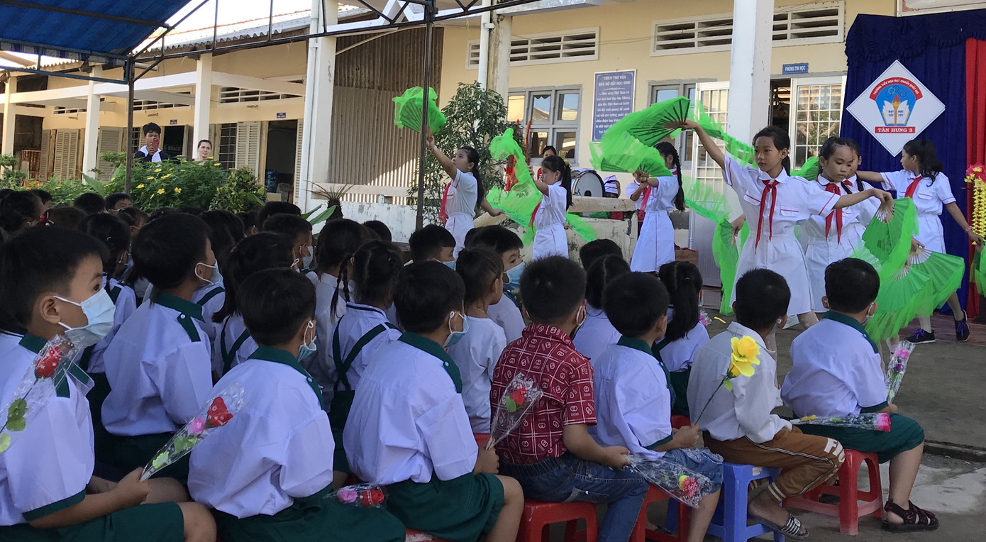 Báo Tiền Phong tiếp sức học sinh vượt khó đến trường ảnh 6