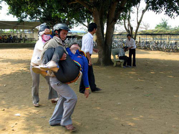 Gần trăm học sinh THCS bất ngờ ngất xỉu, nhập viện ảnh 1