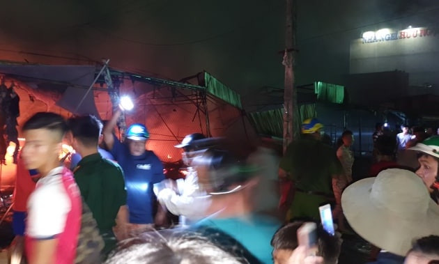 Chợ tạm thị trấn Sông Đốc bốc cháy ngùn ngụt trong đêm ảnh 1