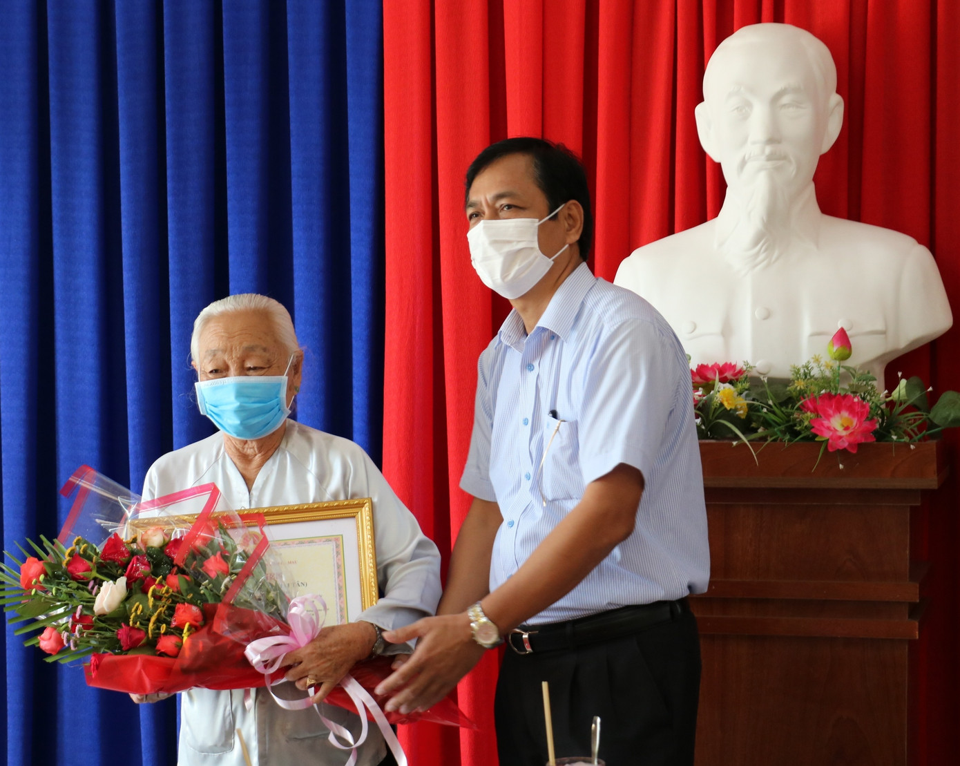 5 cụ bà ở trung tâm bảo trợ xã hội ủng hộ 25 triệu đồng phòng, chống dịch COVID-19 ảnh 3