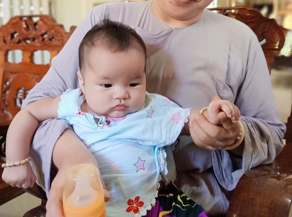 Chạnh lòng với bé gái bị bỏ rơi trước cổng chùa ảnh 1