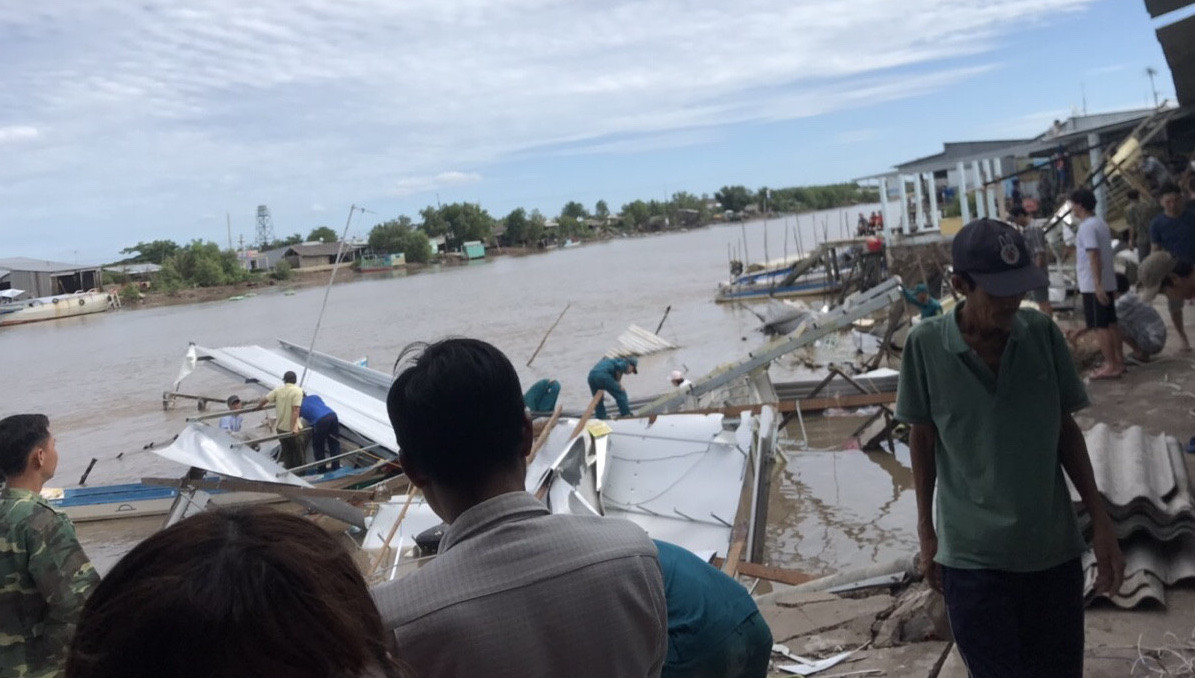 Sạt lở kinh hoàng khiến 12 căn hộ ven sông Năm Căn thiệt hại hoàn toàn ảnh 1