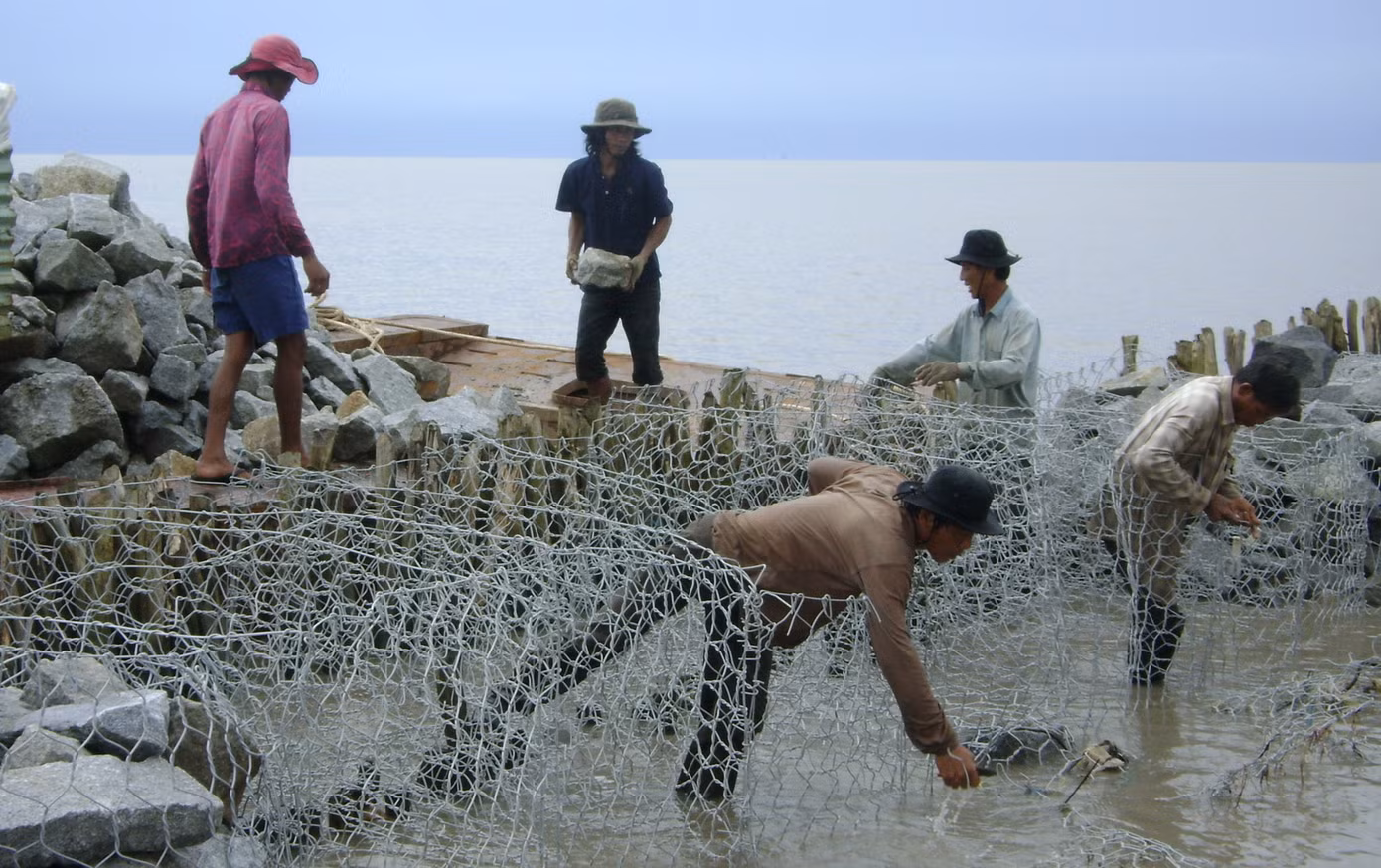 Gió mạnh, triều cường, sóng biển uy hiếp đê biển Tây ảnh 6