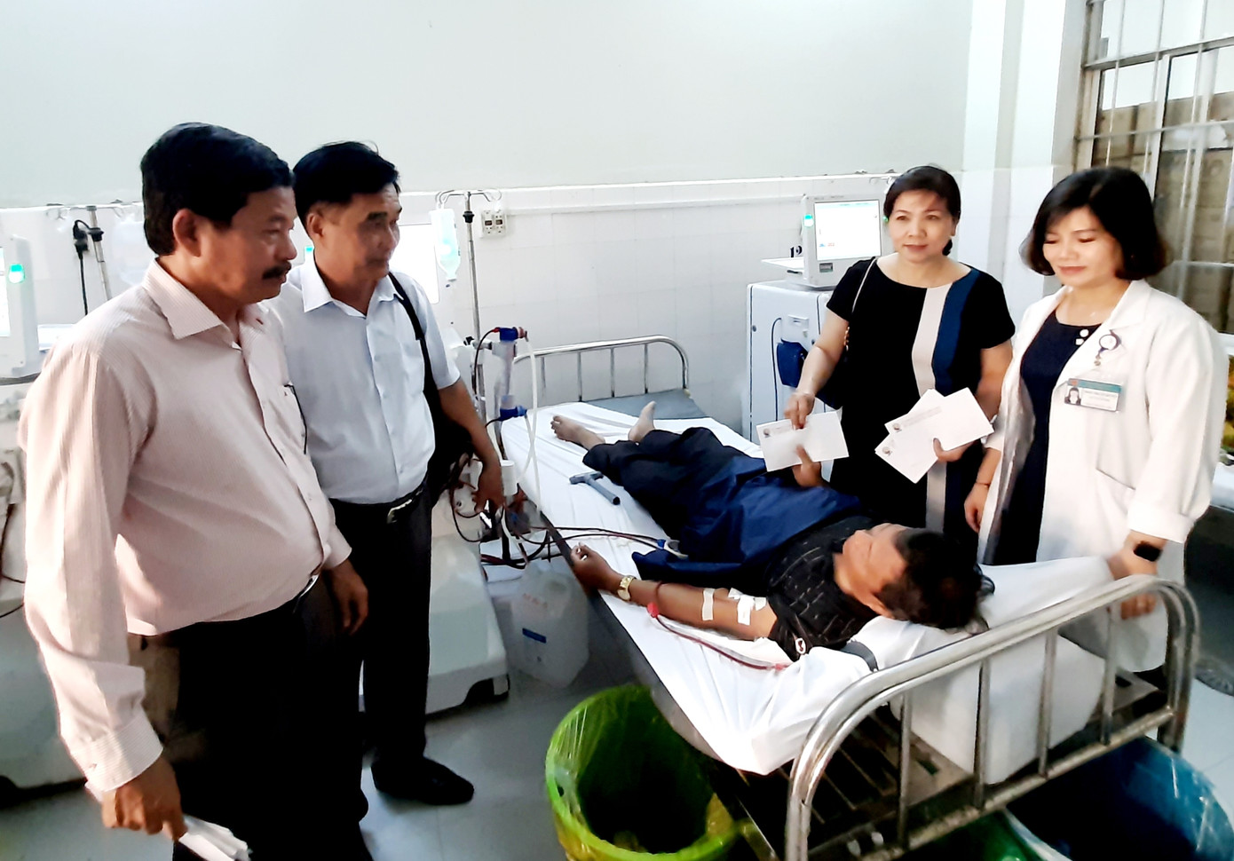 Báo Tiền Phong trao quà Tết cho bệnh nhân nghèo ở Cà Mau ảnh 4