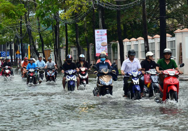 Mưa kéo dài, gây ngập trên diện rộng ở Cà Mau ảnh 1