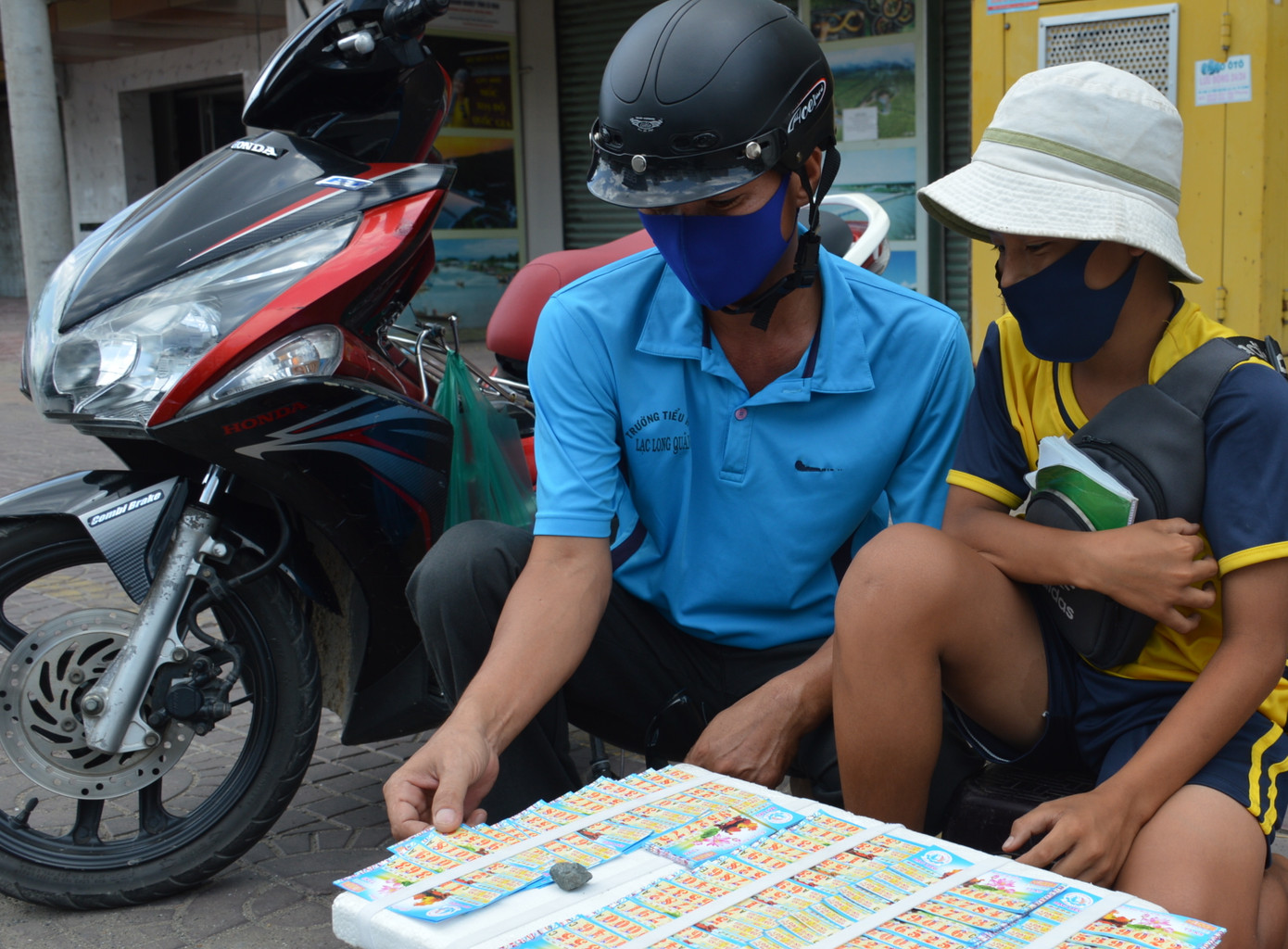 Nhiều tỉnh chi tiền tỷ hỗ trợ hàng ngàn người bán vé số ảnh 5