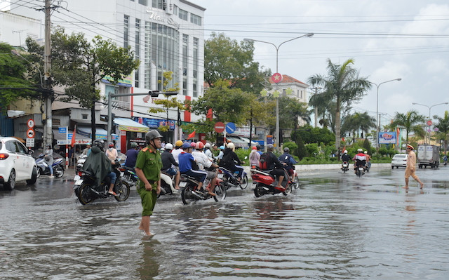 Mưa lớn kéo dài, nhiều khu vực ở Cà Mau ngập nặng ảnh 2