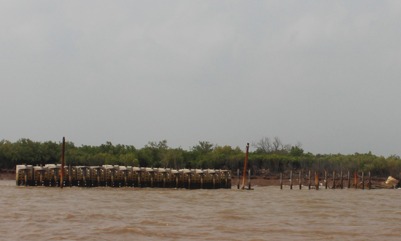 Kè chống sạt lở chưa hoàn thành đã bị sóng đánh ngã nghiêng ảnh 2