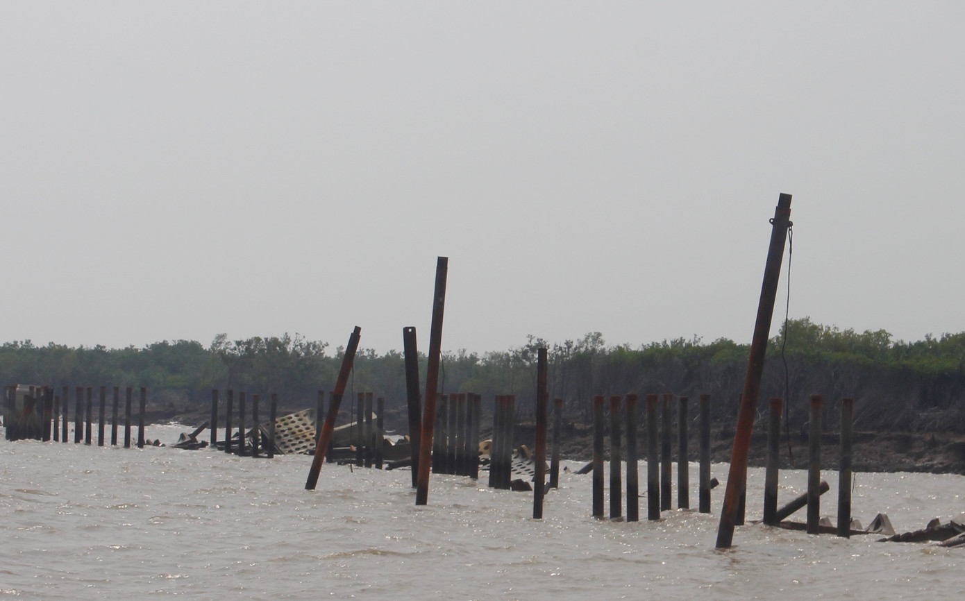 Kè chống sạt lở chưa hoàn thành đã bị sóng đánh ngã nghiêng ảnh 3