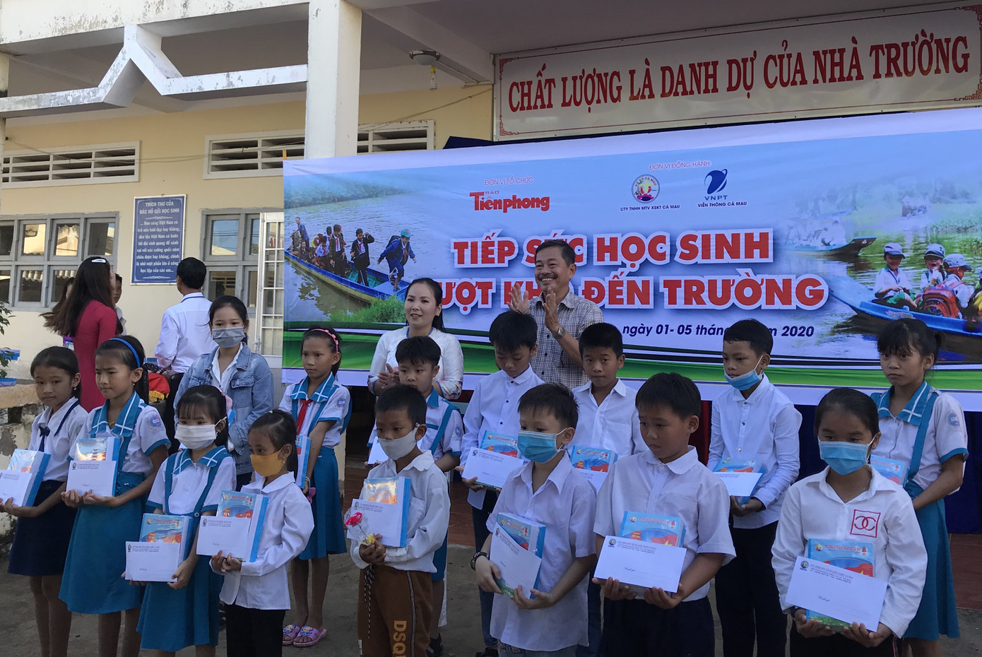 Báo Tiền Phong tiếp sức học sinh vượt khó đến trường ảnh 3