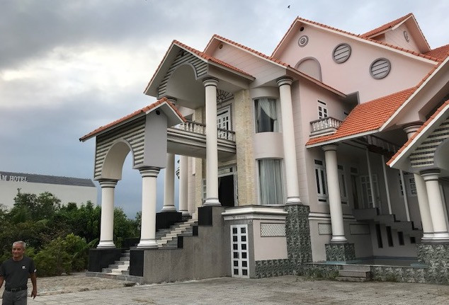 Biệt thự đại gia Cà Mau bị nã đạn: Công an mời 3 người bắn chim ảnh 2