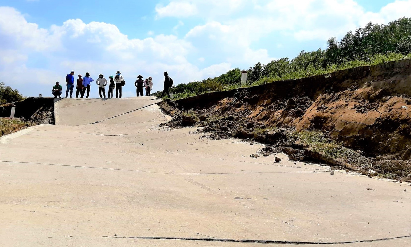 Đường đê biển Tây Cà Mau giãn khe, sụt lún kinh hoàng do khô hạn ảnh 3