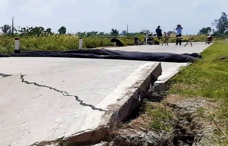 Đường đê biển Tây Cà Mau giãn khe, sụt lún kinh hoàng do khô hạn ảnh 4