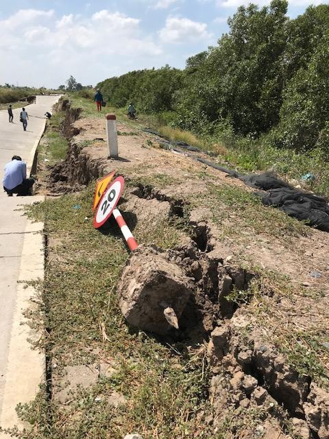 Đê biển Tây Cà Mau sụp lún kéo dài ảnh 2