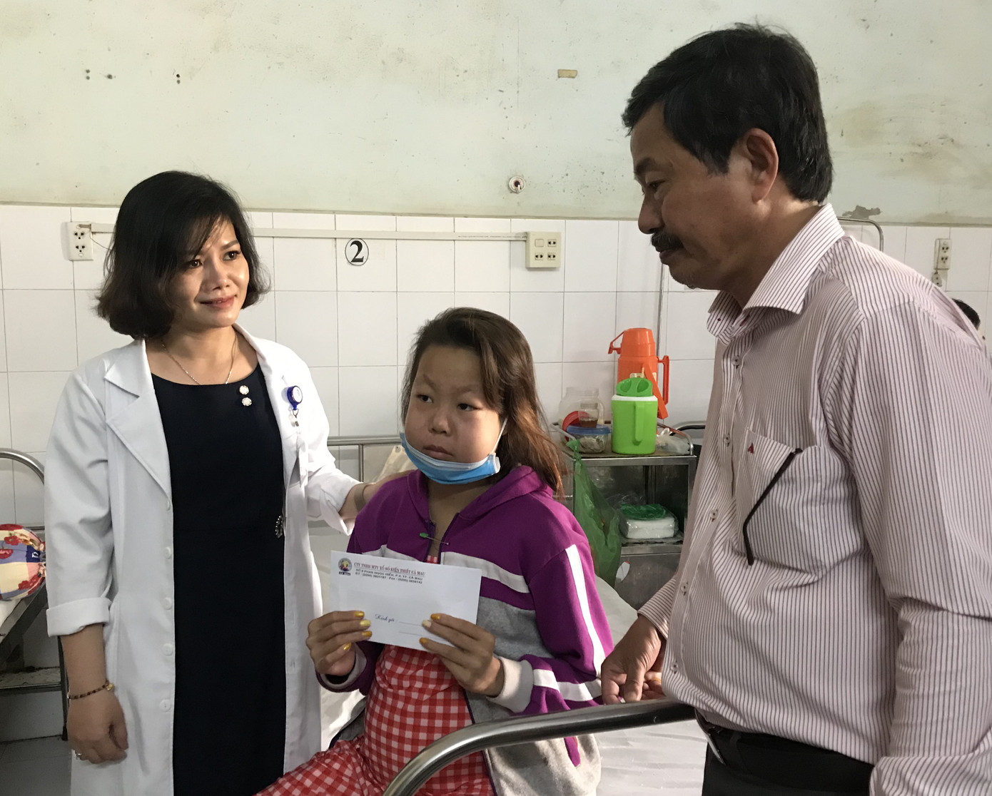 Báo Tiền Phong trao quà Tết cho bệnh nhân nghèo ở Cà Mau ảnh 5