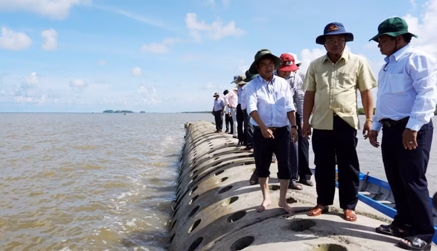 Gió mạnh, triều cường, sóng biển uy hiếp đê biển Tây ảnh 7