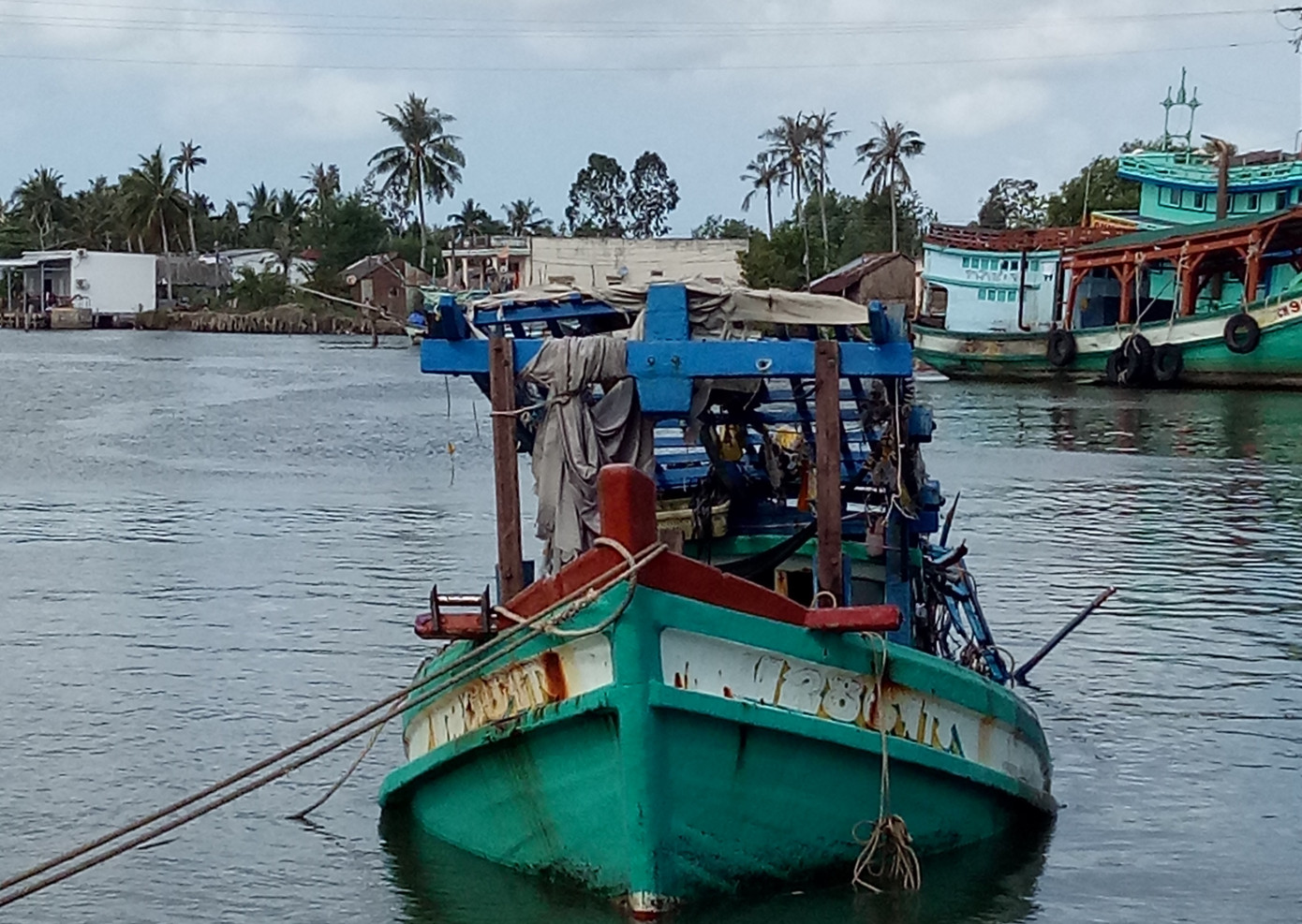 Tìm thấy chiếc tàu và thi thể 3 thuyền viên trên biển Cà Mau ảnh 1