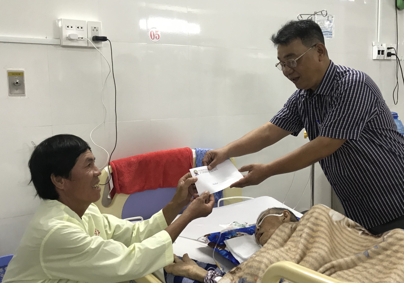 Báo Tiền Phong trao quà Tết cho bệnh nhân nghèo ở Cà Mau ảnh 2