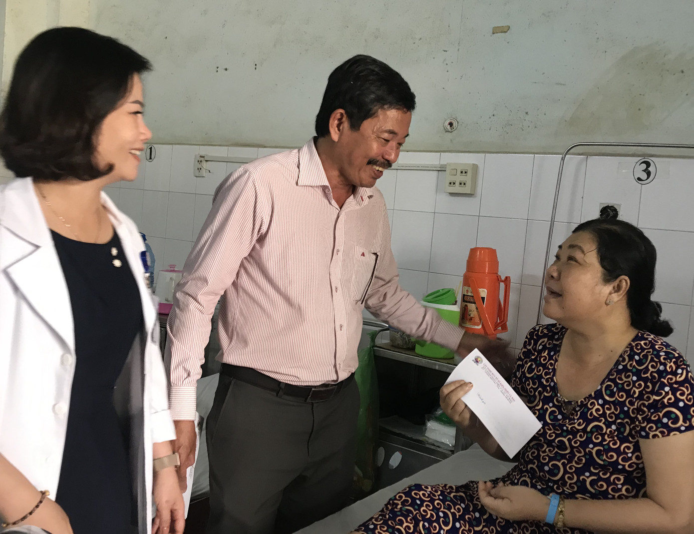 Báo Tiền Phong trao quà Tết cho bệnh nhân nghèo ở Cà Mau ảnh 3