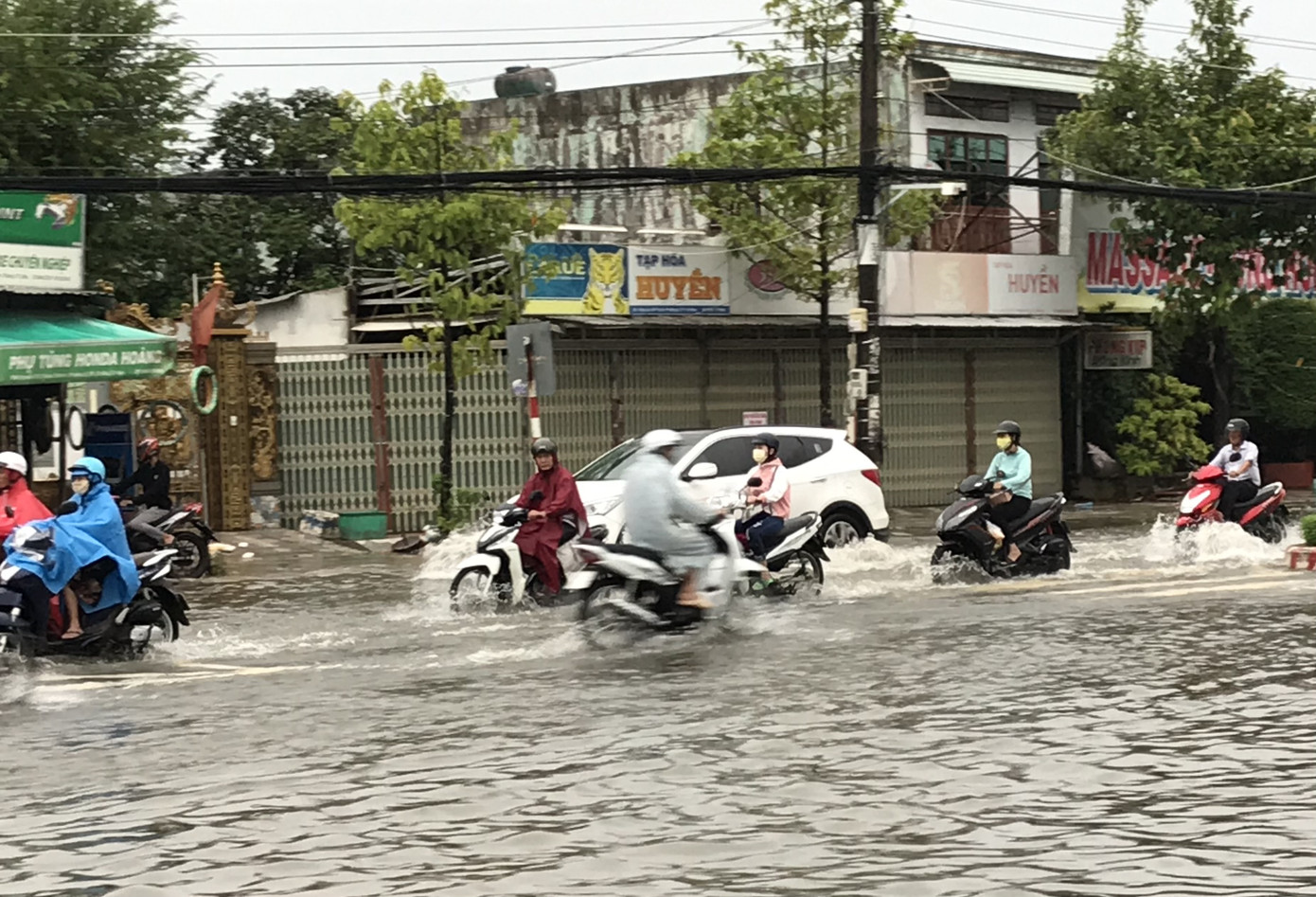 Mưa kéo dài, gây ngập trên diện rộng ở Cà Mau ảnh 2