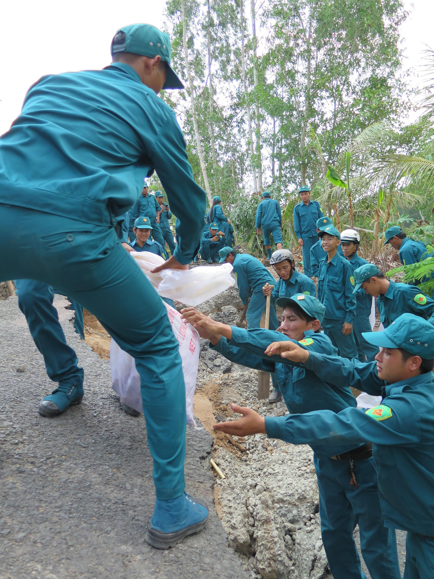 Hạn hán khủng khiếp, đường giao thông ở Cà Mau sụt lún, nứt toác ảnh 6
