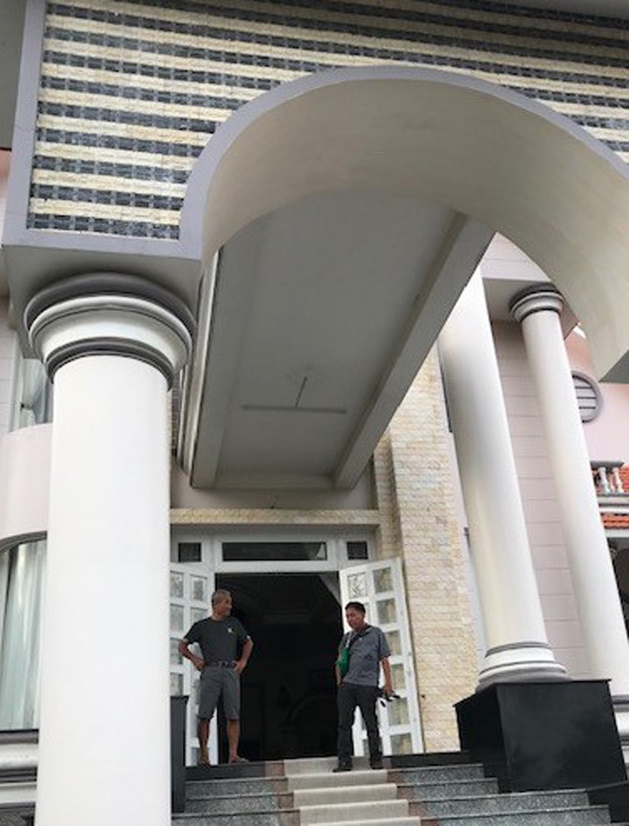 Nhìn gần căn biệt thự nghi bị nã đạn của đại gia Cà Mau ảnh 10