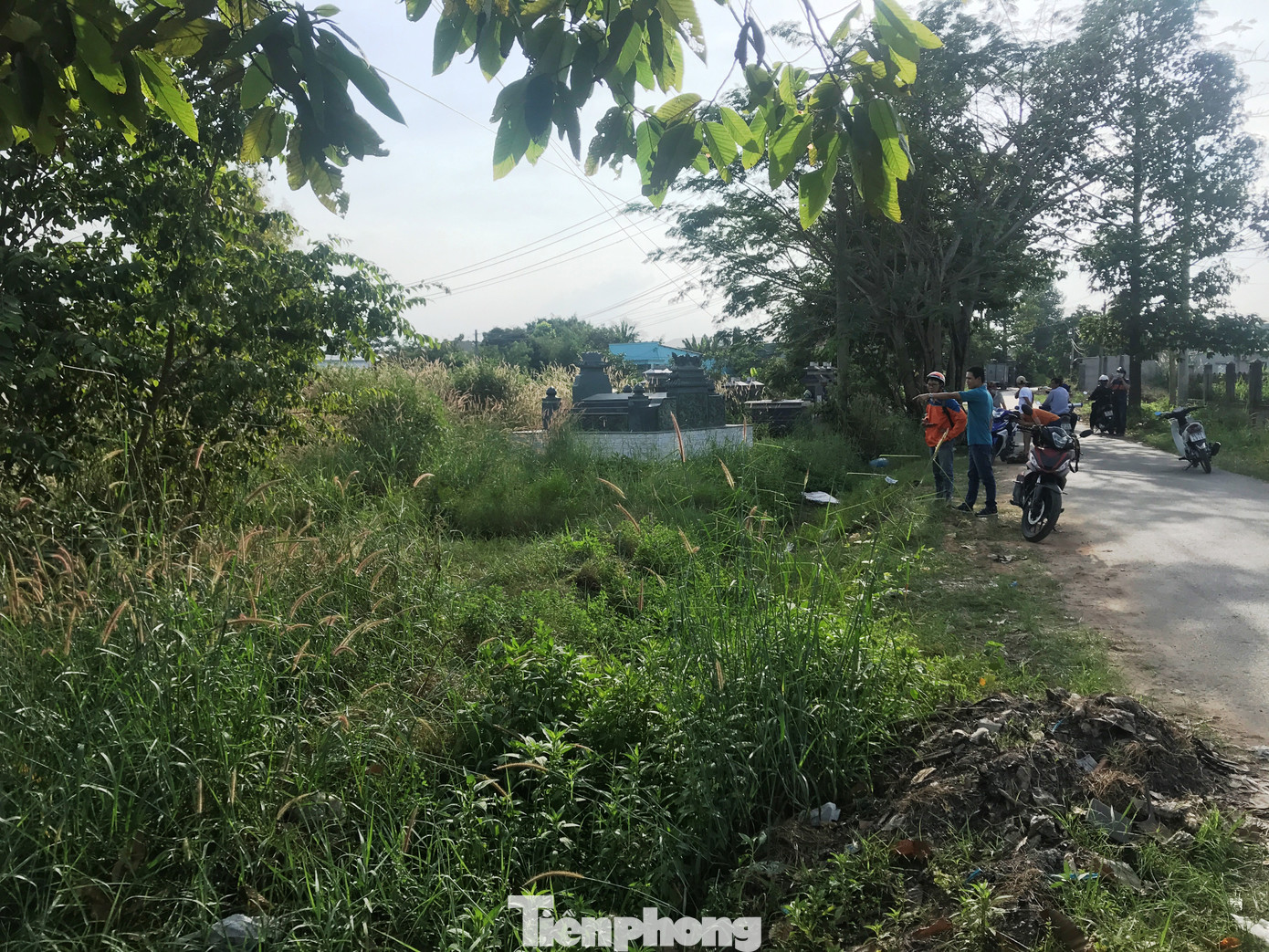 Xương người bị đốt cháy đen trong nghĩa địa ở Sài Gòn ảnh 1