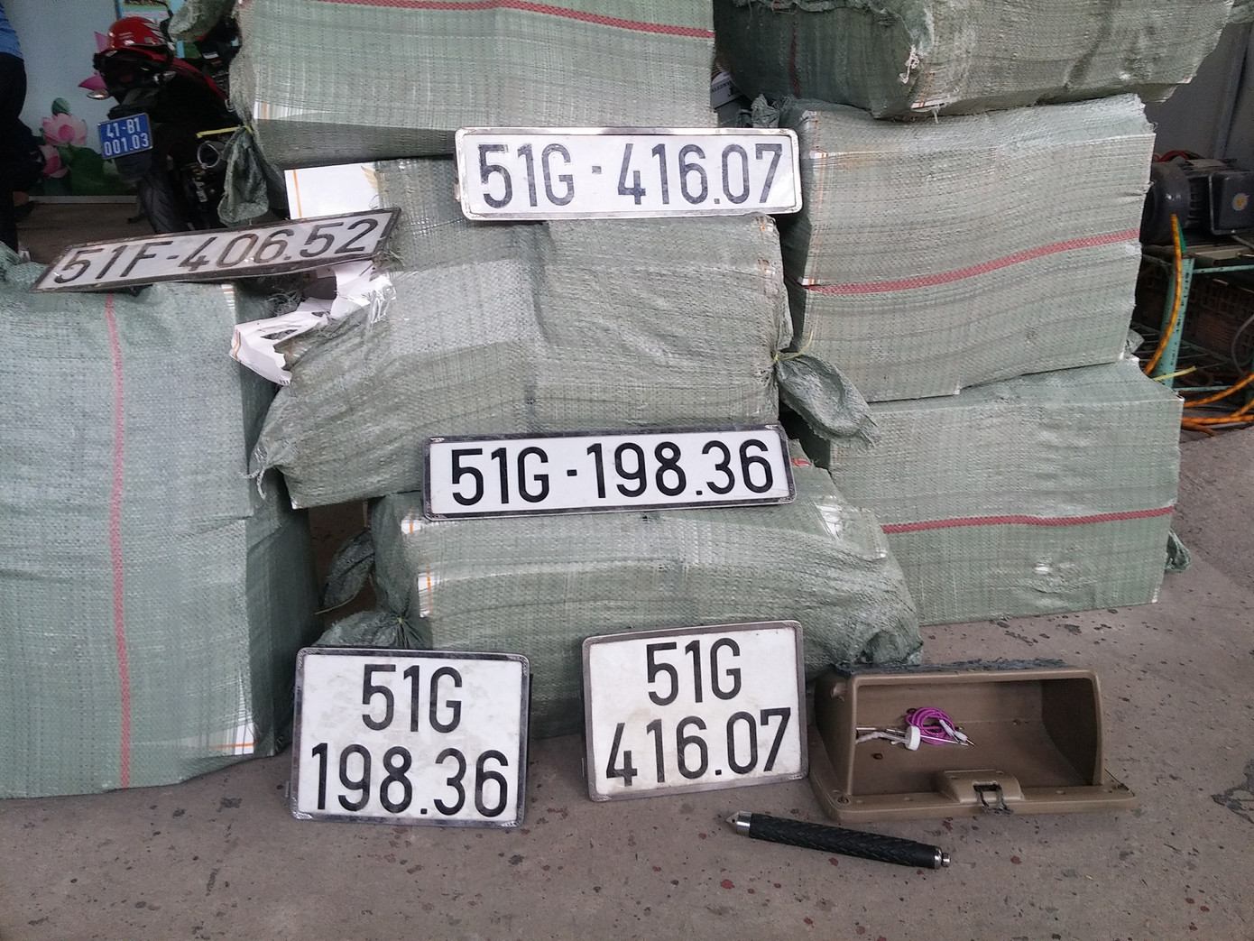 Ô tô tự gây tai nạn trong hầm Thủ Thiêm chở gần 16.000 bao thuốc lá ảnh 2