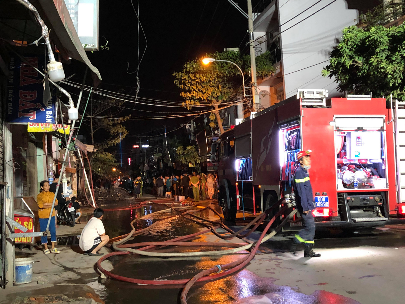 Cửa hàng ở Sài Gòn bị thiêu rụi trong đêm, chủ nhà bị thương ảnh 1