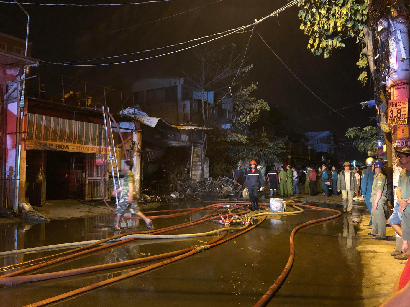 Cửa hàng ở Sài Gòn bị thiêu rụi trong đêm, chủ nhà bị thương ảnh 2