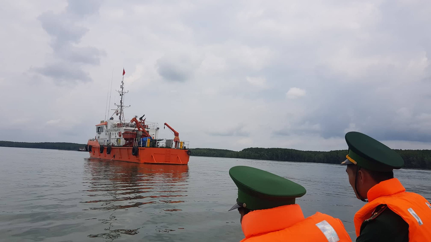 Tìm thấy thi thể thứ 2 trong vụ 3 người mất tích khi trục vớt tàu 8.000 tấn ảnh 1