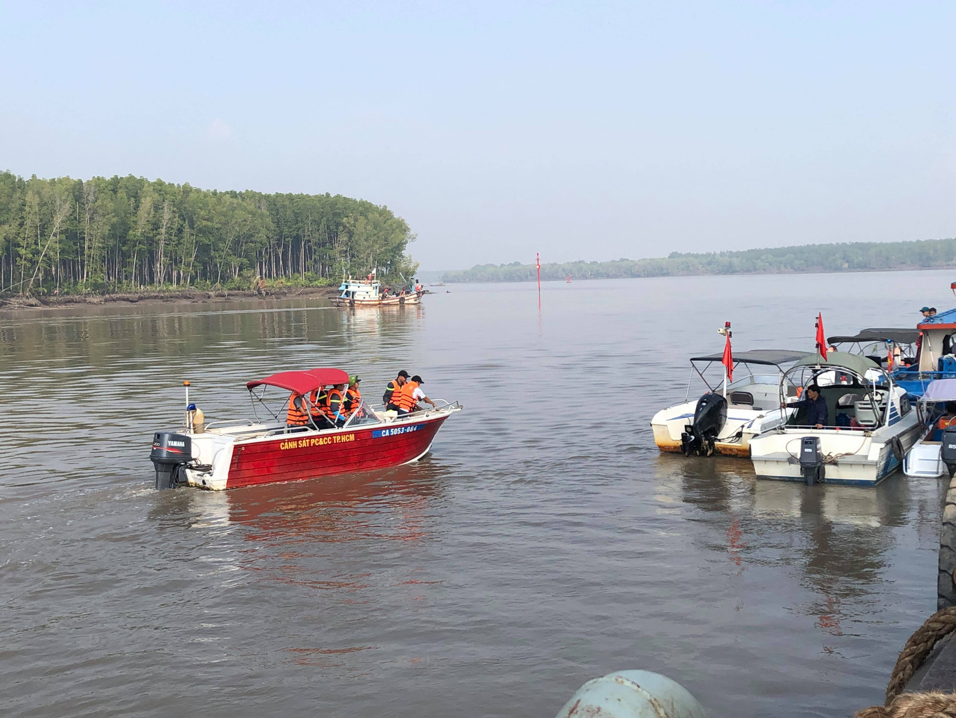 Tìm kiếm 2 người mất tích khi trục vớt tàu 8.000 tấn gặp khó khăn do thuỷ triều ảnh 1