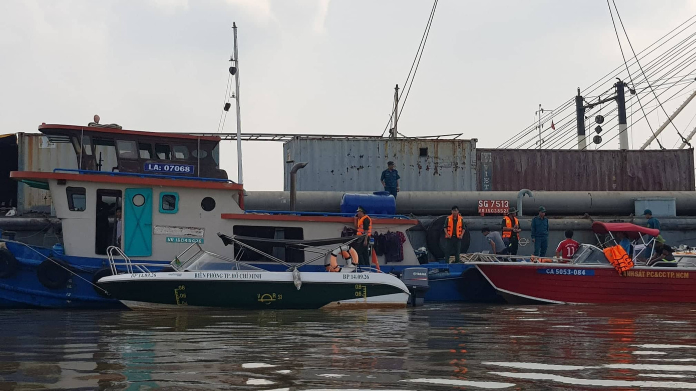 Tìm kiếm 2 người mất tích khi trục vớt tàu 8.000 tấn gặp khó khăn do thuỷ triều ảnh 2