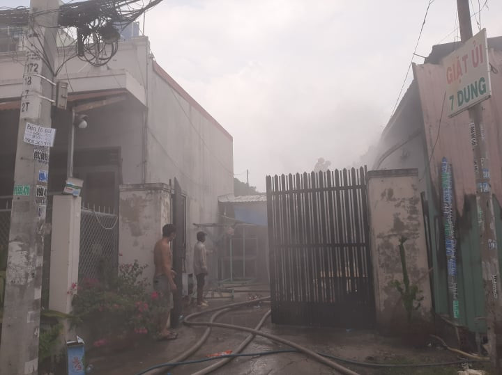 Kho chứa hàng tết ở Sài Gòn cháy rụi, cả khu dân cư náo loạn ảnh 1