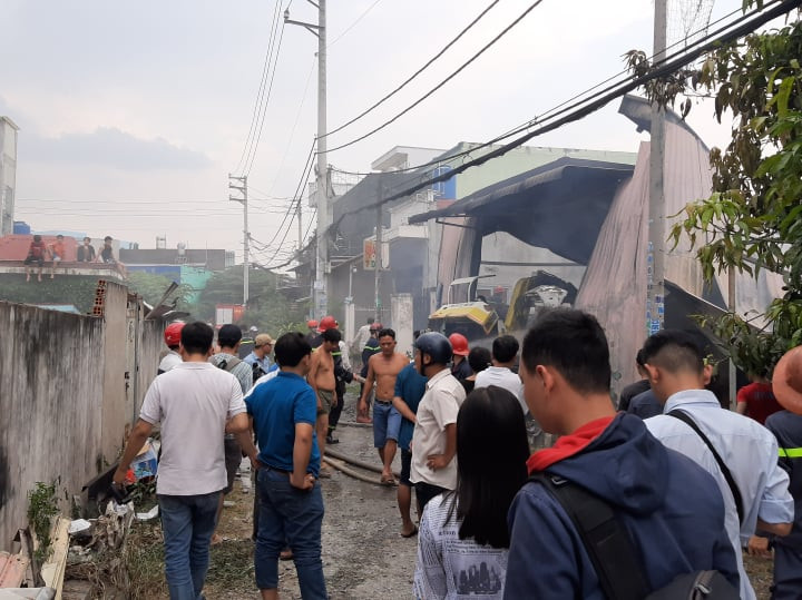 Kho chứa hàng tết ở Sài Gòn cháy rụi, cả khu dân cư náo loạn ảnh 2