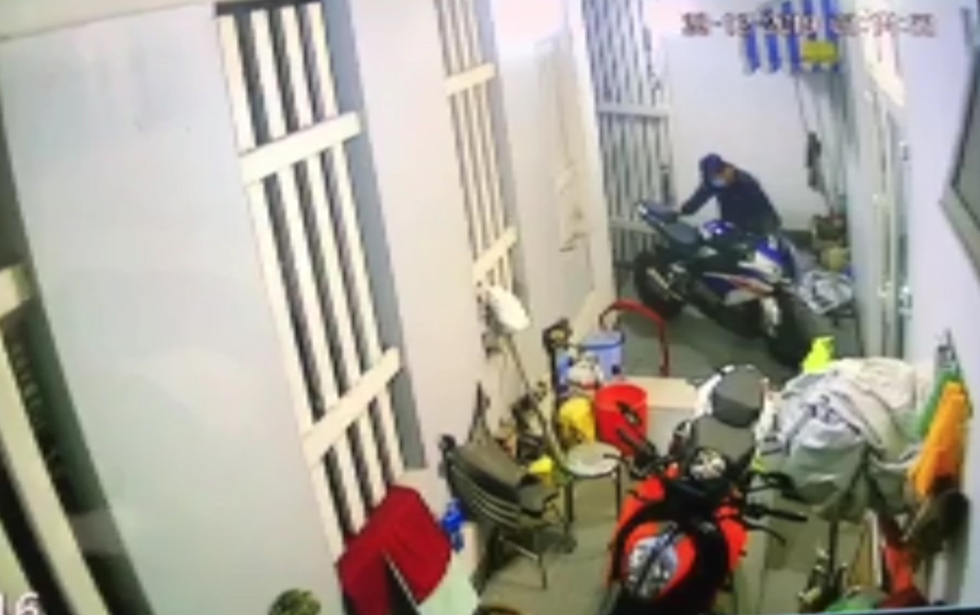 Camera ghi cảnh trộm đột nhập nhà dân lấy mô tô BMW trị giá hơn 700 triệu ảnh 1