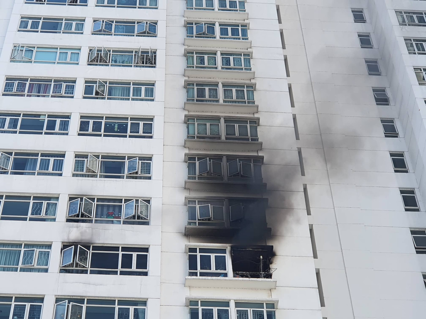 Cháy chung cư ở Sài Gòn, người dân tháo chạy toán loạn ảnh 1